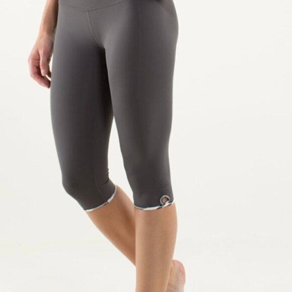 Lululemon Bandha Crop Soot Light / Groovy Stripe Nimbus Size 2 - Picture 3 of 9